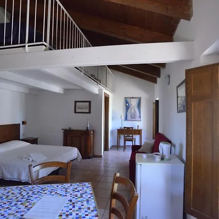 Casa Del Geco Bed & Breakfast 3*